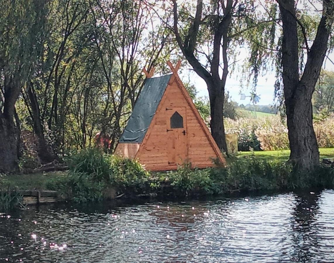 מלון Clare "George'S" Lakeside Wooden Tipi מראה חיצוני תמונה