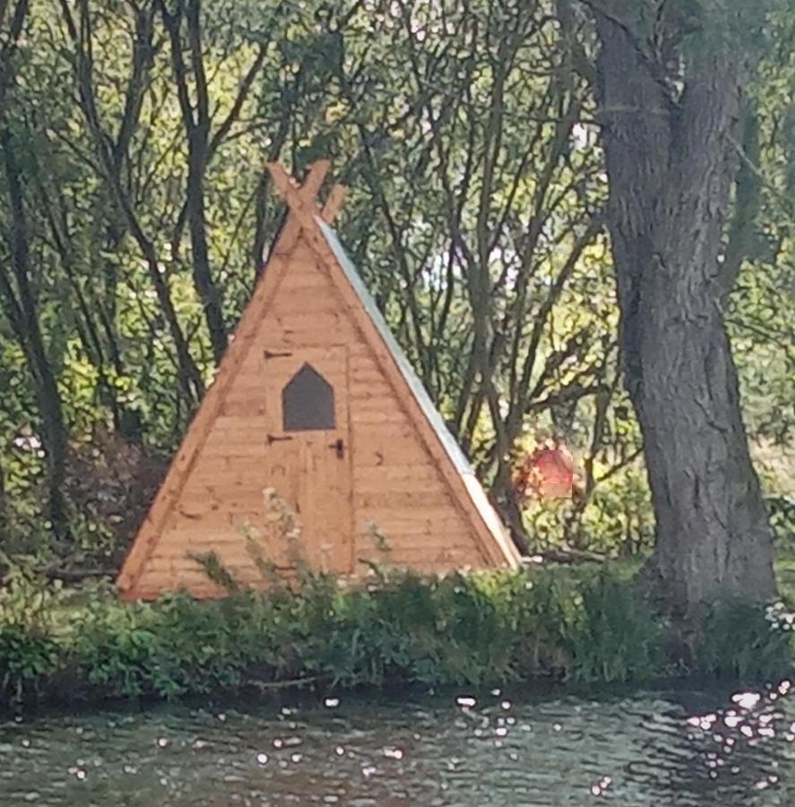 מלון Clare "George'S" Lakeside Wooden Tipi מראה חיצוני תמונה