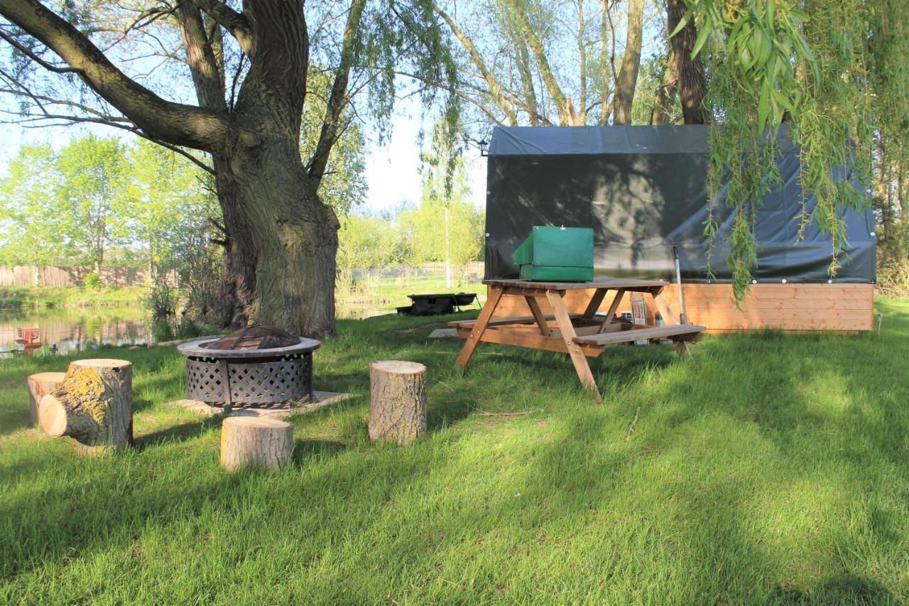 מלון Clare "George'S" Lakeside Wooden Tipi מראה חיצוני תמונה
