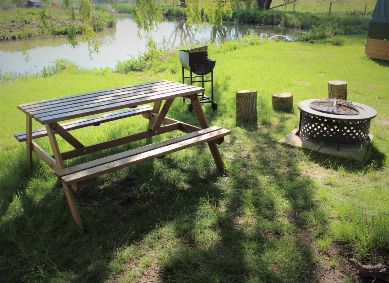 מלון Clare "George'S" Lakeside Wooden Tipi מראה חיצוני תמונה
