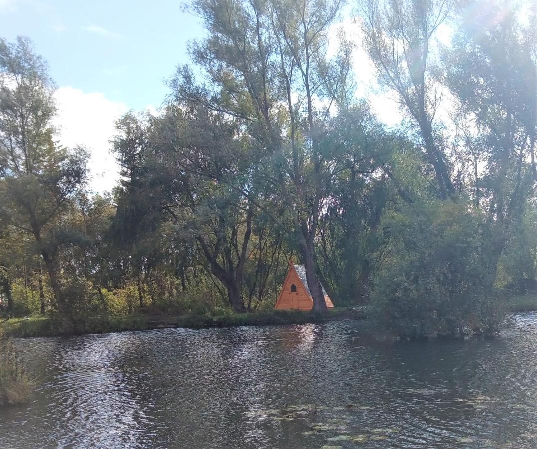 מלון Clare "George'S" Lakeside Wooden Tipi מראה חיצוני תמונה
