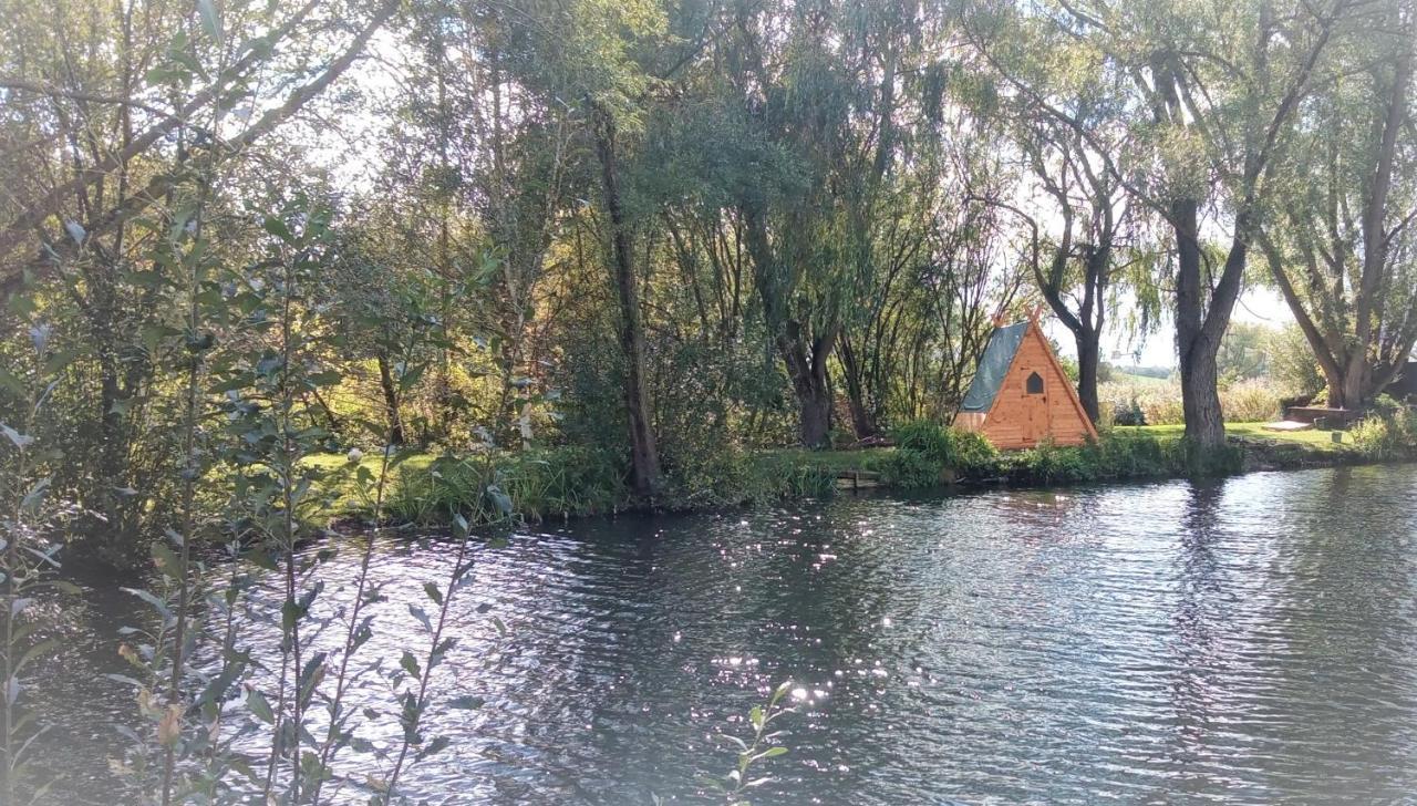 מלון Clare "George'S" Lakeside Wooden Tipi מראה חיצוני תמונה