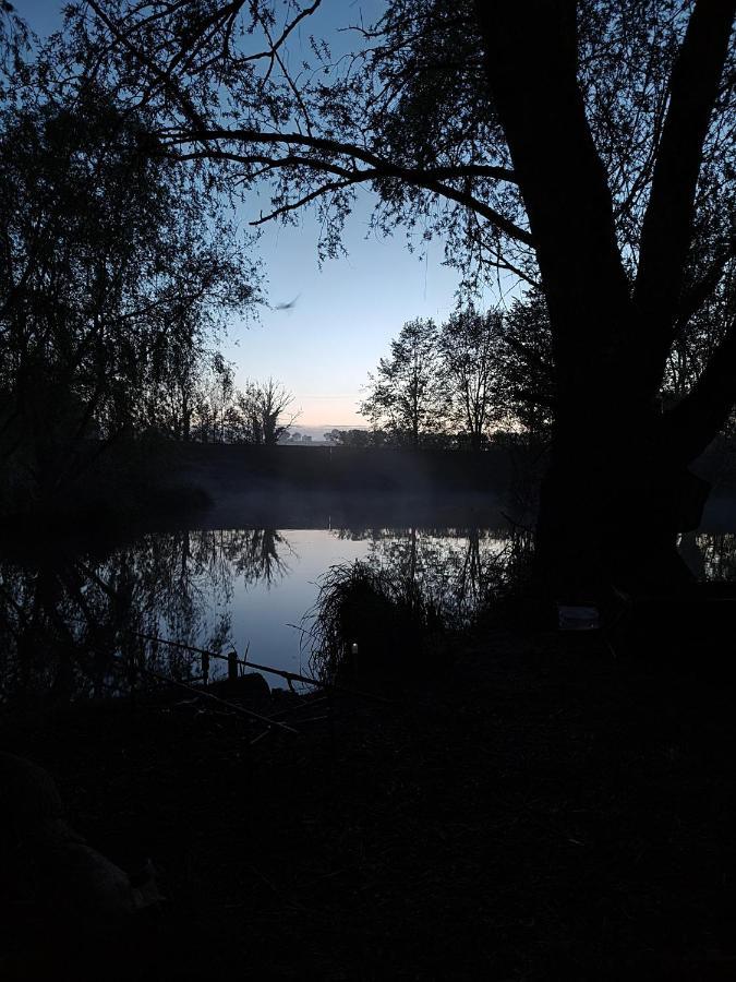 מלון Clare "George'S" Lakeside Wooden Tipi מראה חיצוני תמונה