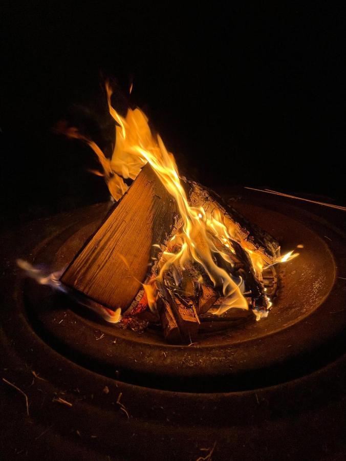 מלון Clare "George'S" Lakeside Wooden Tipi מראה חיצוני תמונה